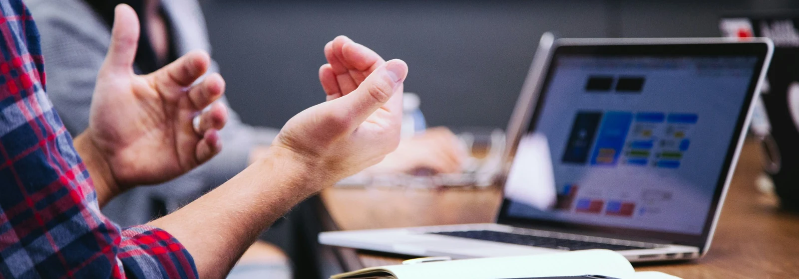 Échange autour d’un poste de travail en formation bureautique